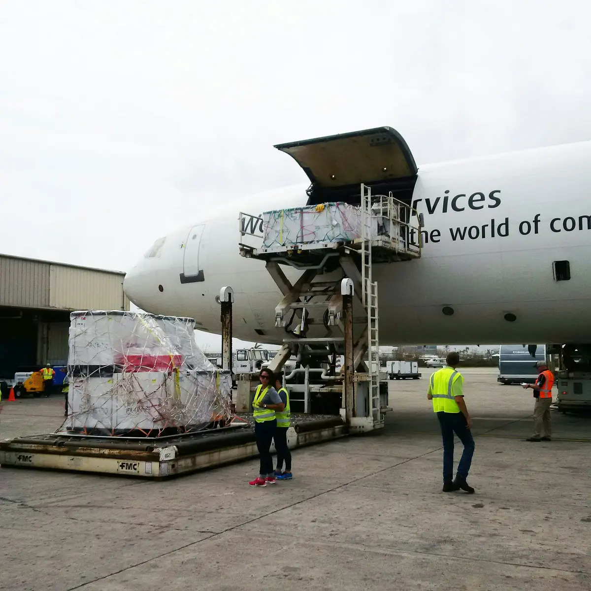 Carga paletizada subiendo a un avión de carga en el aeropuerto