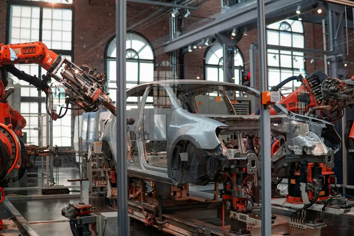 Robots ensamblando la carrocería de un automóvil en una planta