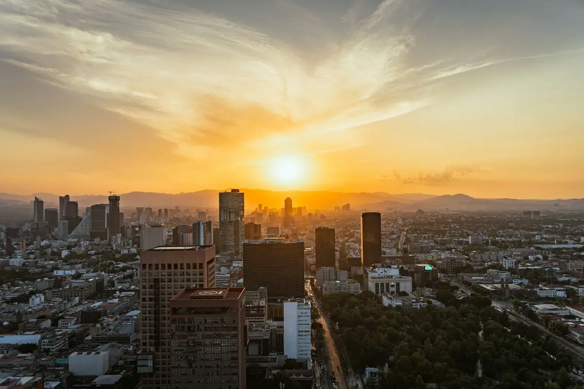 Rascacielos de Paseo de la Reforma al atardecer, Ciudad de México