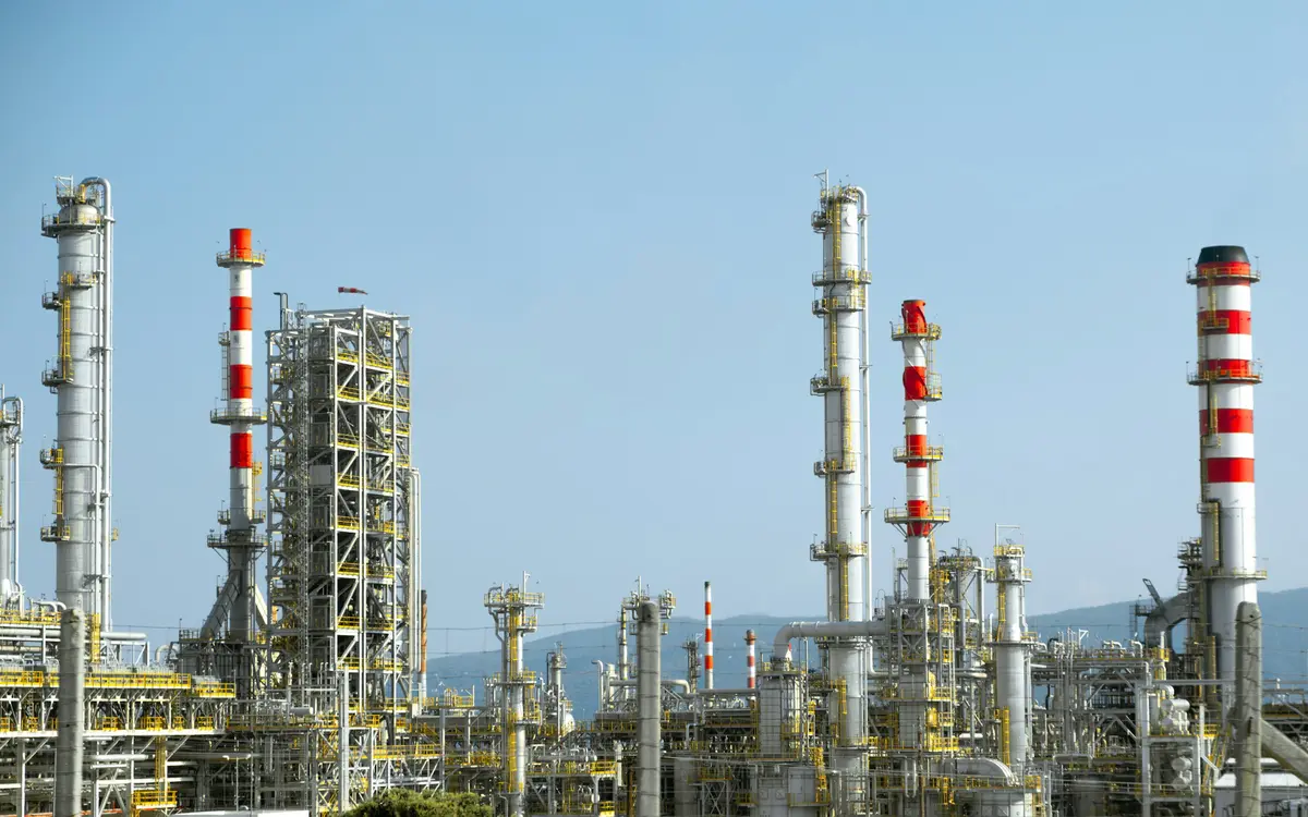 Columnas y chimeneas de una planta petroquímica