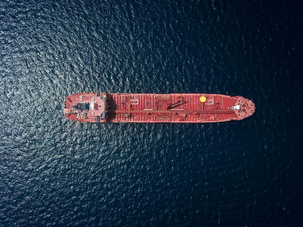 Buque tanque navegando en mar abierto, vista aérea